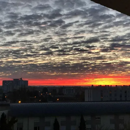 Escapade Bordeaux, Tram Et Supermarche Au Pied * Merignac (Gironde)